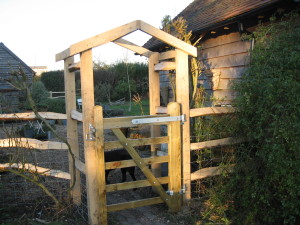 bespoke-chesnut-and-oak-garden-gate-feature